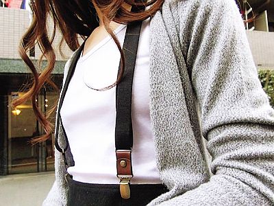 【素人】suspendersを愛用している貧乳娘は乳首に擦れる感触を楽しんでいるって本当なのか！？